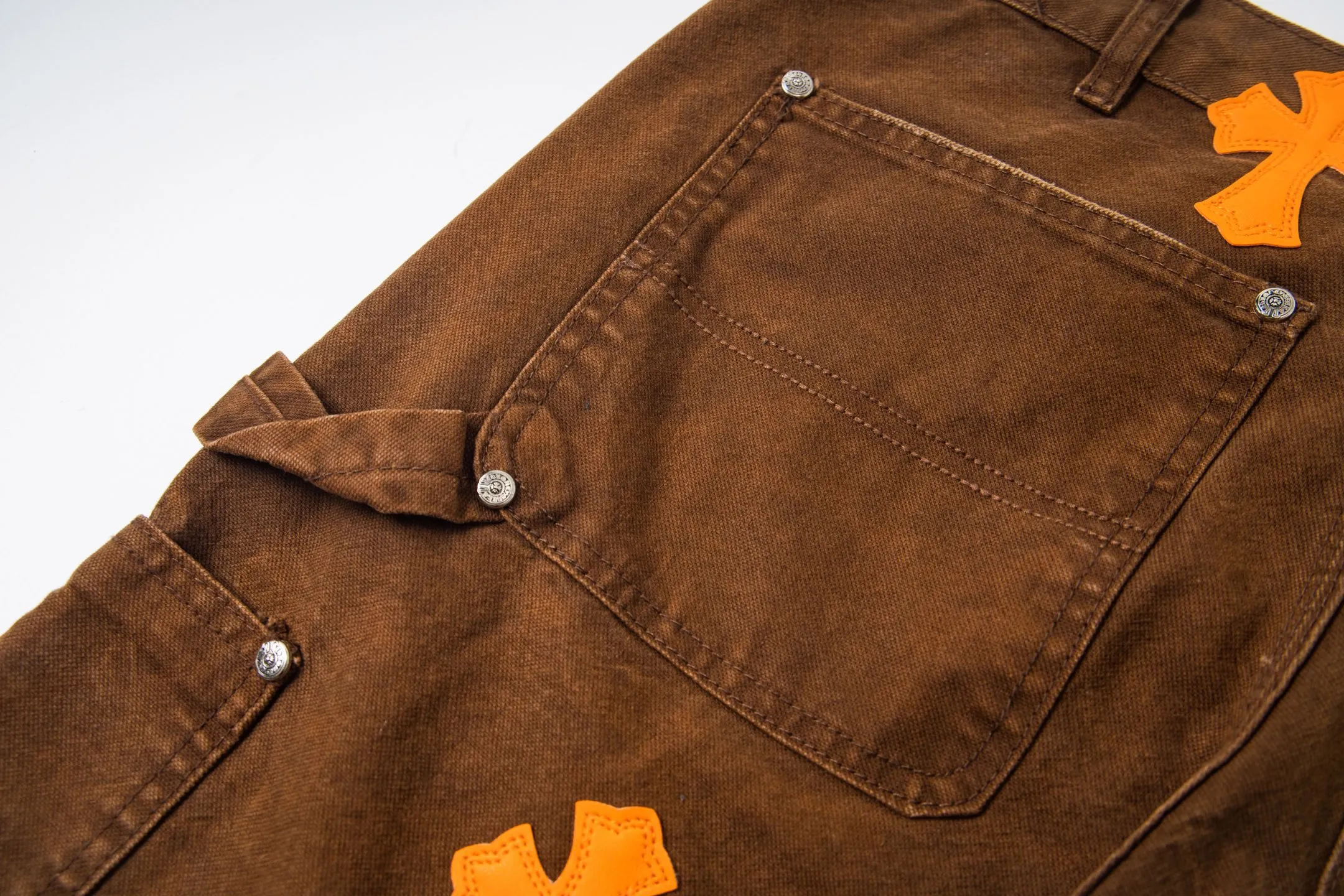 P290 Chrome Hearts Chrome Hearts Brown Logging Orange Multi-leather Jeans Multi-leather standard workwear jeans and jeans need to be washed and then disassembled and hand-stitched with sheepskin cross leather and then spliced to complete. The whole process is too complicated to describe. About Chrome Hearts This is an extremely luxurious fashion brand that can also be called the nobility of the high street. It has always been an exclusive brand for some hipsters or the second generation of rich people. Compared with ordinary high streets, it is more luxurious and noble. Compared with luxury brands, it is more fashionable and individual. It has always been a brand that I have a special liking for. Style number: 1787# Color: Brown Size: 28 30 32 34 36